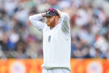 İngiltere 'den Jonny Bairstow İngiltere' den James Anderson yaklaşırken tepki verdi