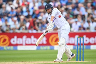 İngiltere 'den Jonny Bairstow topu alıyor ve Hindistan' dan Cheteshwar Pujara tarafından düşürülüyor.