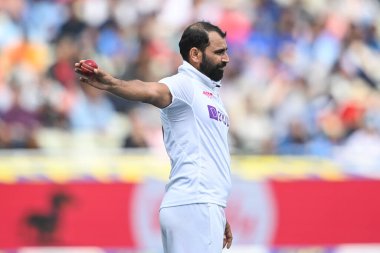 Hintli Mohammad Shami bowlingden önce sahaya ayak uyduruyor.