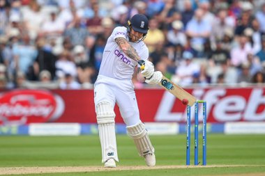 İngiltere 'den Ben Stokes oyun sırasında hareket halinde