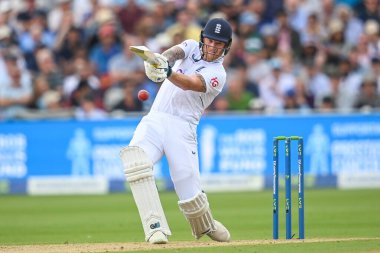 İngiltere 'den Ben Stokes vuruş yaptı ama Hintli Jasprit Bumrah topu yakaladı.