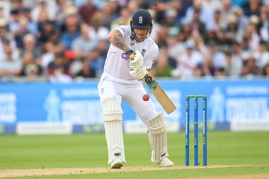 İngiltere 'den Ben Stokes oyun sırasında hareket halinde