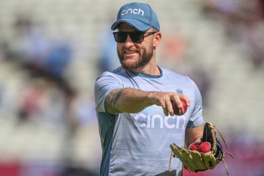 Brendon McCullum maç öncesi antrenörlüğü yapıyor.