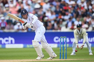 İngiltere 'den Zak Crawley topu tek bir atış için atıyor.