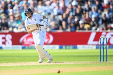 İngiltere 'den Joe Root topa tek bir vuruş için vuruyor