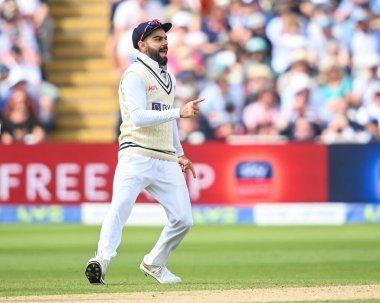 Hindistan 'dan Virat Kohli İngiltere' den Zak Crawley 'in kalesini kutluyor.