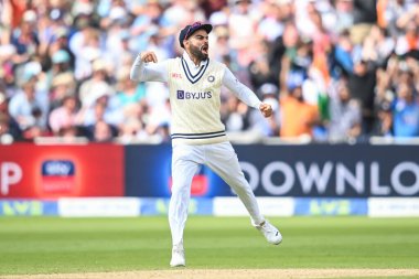 Hindistan 'dan Virat Kohli İngiltere' den Zak Crawley 'in kalesini kutluyor.