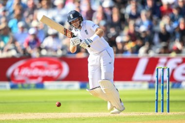 İngiltere 'den Joe Root topa tek bir vuruş için vuruyor