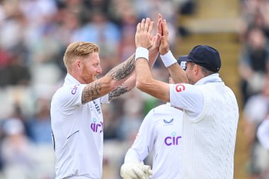 İngiltere 'den Ben Stokes, Hintli Mohammad Shami' nin Alex Lees tarafından yakalanmasını kutluyor.