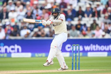 Hintli Mohammad Shami topu yakalıyor ama İngiliz Alex Lees topu yakalıyor.