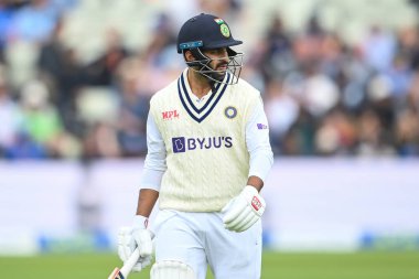 Hintli Shardul Thakur, İngiliz Zak Crawley tarafından Matthew Potts 'un bowlinginde yakalandıktan sonra sahadan ayrıldı.