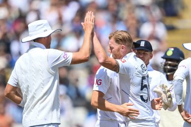 İngiltere 'den Ben Stokes, Hindistan' dan Muhammed Siraj 'ı bowlingde kutluyor.