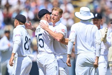 İngiltere 'den Ben Stokes, Hindistan' dan Muhammed Siraj 'ı bowlingde kutluyor.