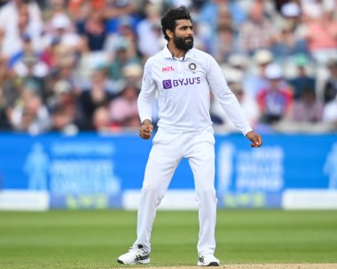 Hintli Ravindra Jadeja, teslimatı İngiltere 'den Alex Lees' in 6 vuruşunu izliyor.