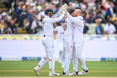 Joe Root ve İngiltere 'den Jack Leach Hindistan' ın Rishabh Pant kalesini kutluyorlar