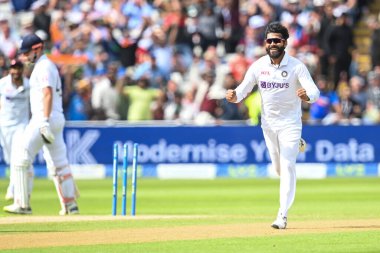 Hintli Ravindra Jadeja İngiltere 'den Alex Lees' in kaçışını kutluyor.