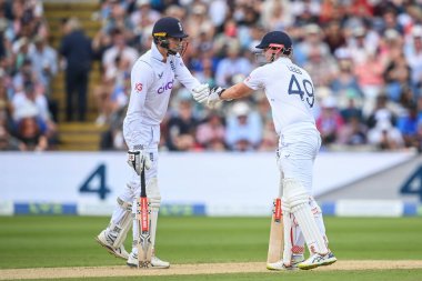 İngiltere 'den Alex Lees ve Zak Crawley, Zak Crawley 4 vurduktan sonra yumruk tokuşturur (4))