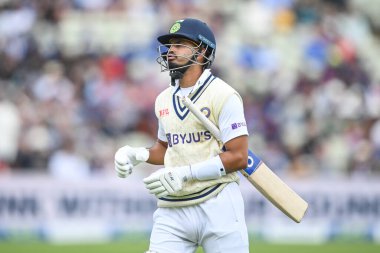 Hintli Shreyas Iyer, İngiliz James Anderson tarafından Matthew Potts 'un bowlinginde yakalandıktan sonra sahadan ayrıldı.