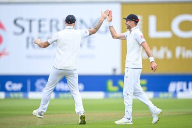 İngiltere 'den James Anderson, Hintli Shreyas Iyer' i Matthew Potts 'un bowlingiyle yakalamayı kutluyor