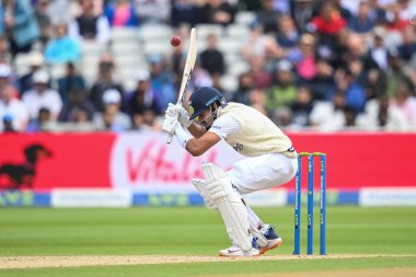 Hintli Shreyas Iyer İngiltere 'li James Anderson' dan topun altına eğildi