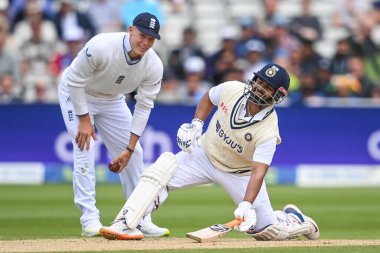 Hindistan 'dan Rishabh Pant ve İngiltere' den Matthew Potts oyun sırasında gülümsüyor.