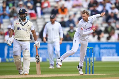 İngiltere 'den Joe Root topu veriyor.