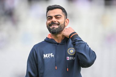 Hindistan 'dan Virat Kohli 4. gün maç öncesi ısınma maçında gülümsüyor.