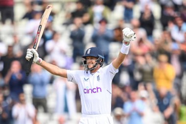 İngiltere 'nin Joe Kökü yüzyılı kutluyor (100 koşu)