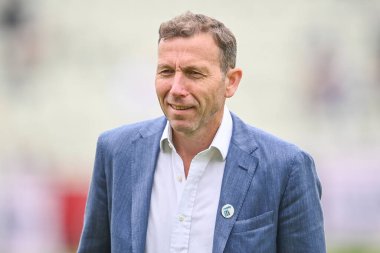 Michael Atheron eski İngiltere kriket kaptanı ve şimdi de Skry Sports Cricket yorumcuları maçtan önce sahada