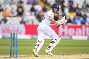 İngiltere 'den Joe Root topun sınıra koşuşunu izliyor