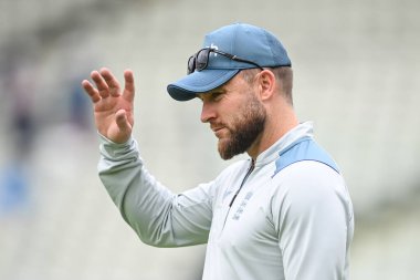 Brendon McCullum maç öncesi antrenörlüğü yapıyor.