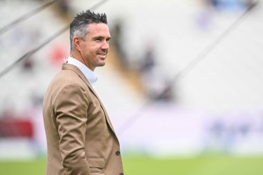 Kevin Pietersen on the pitch ahead of the final days play