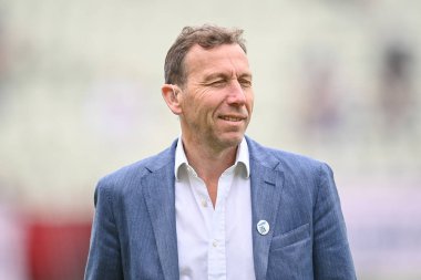 Michael Atheron eski İngiltere kriket kaptanı ve şimdi de Skry Sports Cricket yorumcuları maçtan önce sahada