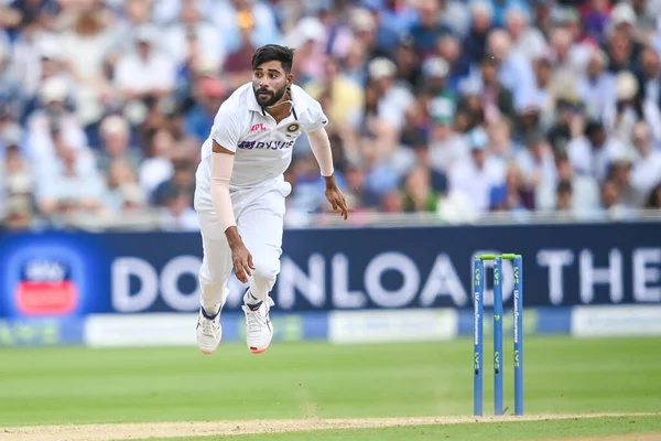 Mohammed Siraj India Delivers Ball — Foto Stock