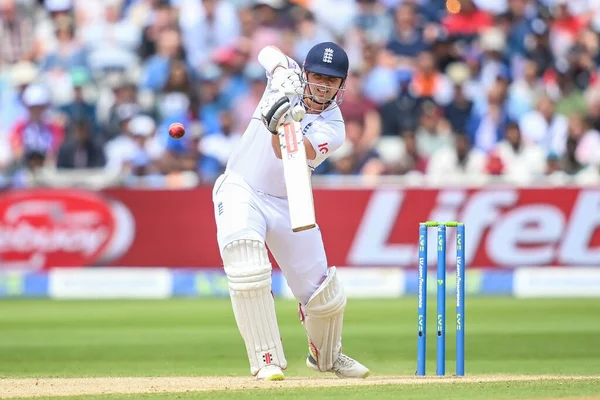 İngiltere 'den Alex Lees topu sürüyor.