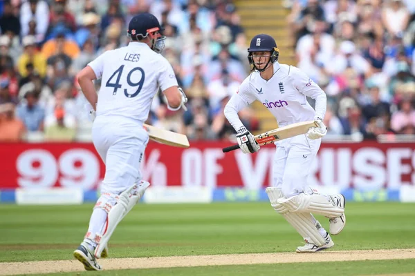 İngiltere 'den Zak Crawley tek başına koşuyor.