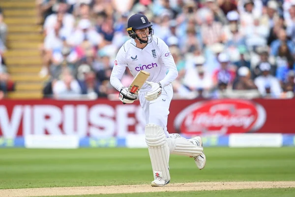 İngiltere 'den Zak Crawley tek başına koşuyor.