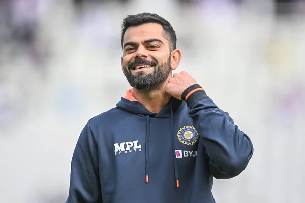 Hindistan 'dan Virat Kohli 4. gün maç öncesi ısınma maçında gülümsüyor.