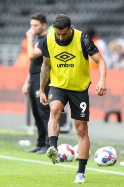 Allahyar Sayyadmanesh #9 of Hull City doing kick ups with his chewing gum during the warm up 