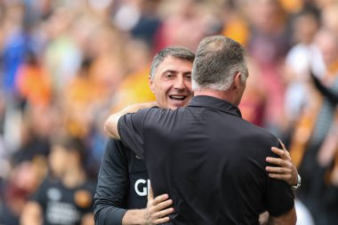 Shota Arveladze manager of Hull City embraces Nigel Pearson manager of Bristol City 