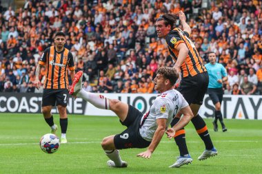 Chris Martin #9 of Bristol City attempts an overhead kick at goal closely marked by Jacob Greaves #4 of Hull City