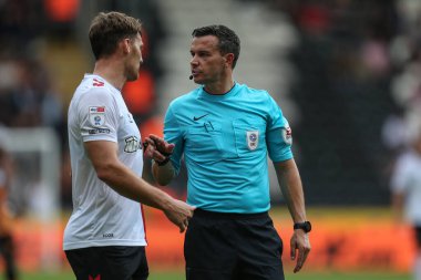 Referee Dean Whitestone speaks to Chris Martin #9 of Bristol City 
