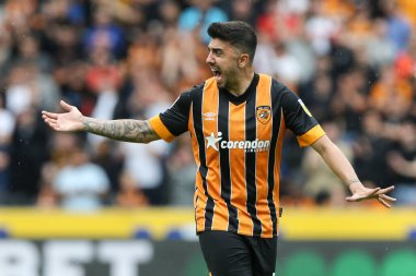 Ozan Tufan #7 of Hull City shouts at the referee