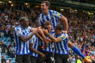 Sheffield Wednesday players celebrate Fisayo Dele-Bashiru #17 of Sheffield Wednesday goal to make it 2-1