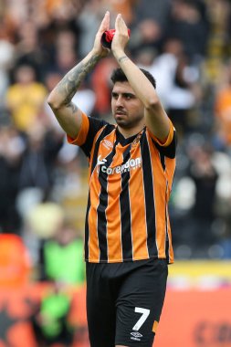 Ozan Tufan #7 of Hull City claps the fans at the final whistle 