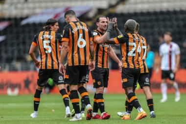 Jean Michal Seri #24 of Hull City celebrates his goal to make it 2-1 