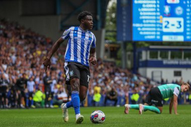 Fisayo Dele-Bashiru #17 of Sheffield Wednesday runs forward with the ball