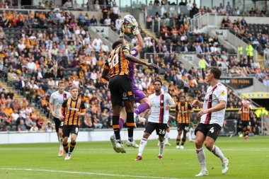 Benjamin Tetteh #30 of Hull City is beaten to the ball by Daniel Bentley #1 of Bristol City 