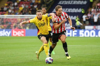 Sander Berge #8 of Sheffield United and Tom Cleverley #8 of Watford tussle for the ball 