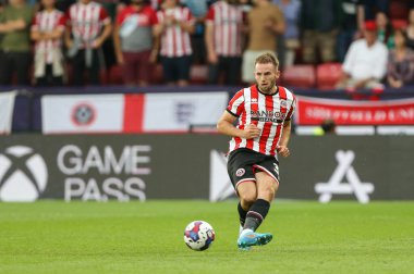 Rhys Norrington-Davies #33 of Sheffield United passes the ball 